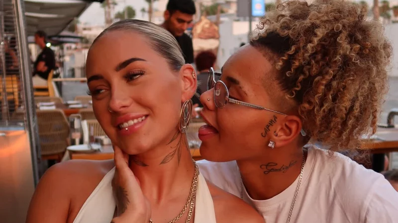 Carina Nagel (l.) und Chika Ojiudo-Ambrose sind seit 2023 offiziell ein Paar - gemeinsamen nahmen sie bereits an der TV-Show "Forsthaus Rampensau" teil. Jetzt sind sie bei "Couple Challenge". - &copy; Carina Nagel/Instagram