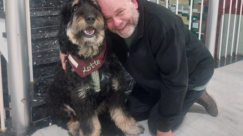 Sozialp&auml;dagoge Holger Busch und seine Bernedoodle-H&uuml;ndin "Lotte" sind ein eingespieltes Duo. Gemeinsam haben sie die Ausbildung zum P&auml;dagogik-Begleithund-Team absolviert. - &copy; Michaela Wei&szlig;e