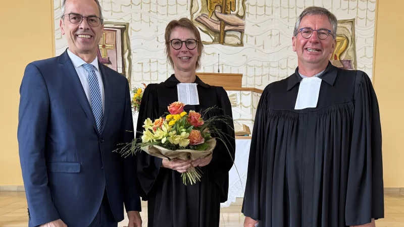 Bürgermeister Jörg Bierwirth (von links), Pastorin Claudia Ostarek und Holger Postma. - © Kai Pankoke