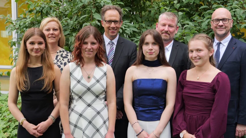 Abitur mit Traumnoten. Mit Leonie Zinke (von links, 1,2), Jahrgangsstufenbegleiterin Stefanie Zilliken, Tabea Hohn (1,0), Oberstufenkoordinator Olaf Göke, Liv Rasberger (1,2), Jahrgangsstufenbegleiter Jens Bakker, Lisa Marie Peters (1,0) und Schulleiter Markus Herrmuth. - © Thomas Krügler
