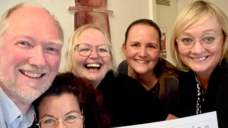 Peter Stolle (von links), Ulrike Wahren-Stolle, Kindertrauerbegleiterin Gerti Helfsgott, Leuchtturm e.V.-Vorstand Melanie Finger und Svenja Jochens, Präsidentin des Lions Club Detmold-Cherusker, bei der Spendenübergabe. - © Lions Club Detmold-Cherusker