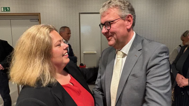 Verliererin Ilka Kottmann (SPD) gratuliert dem neuen Landrat Meinolf Haase (CDU). - &copy; Martin Hostert