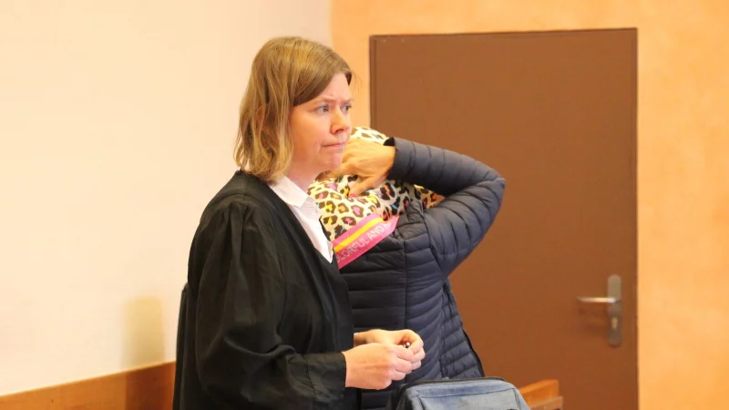 Verteidigerin Christina Peterhanwahr stellt sich am letzten Prozesstag Ende September schützend vor ihre Mandantin. - © Janet König