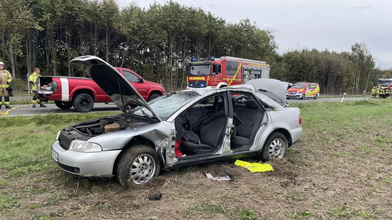 Der Wagen landete nach einem Überschlag auf einem Acker. - © Die Blaulichtreporter