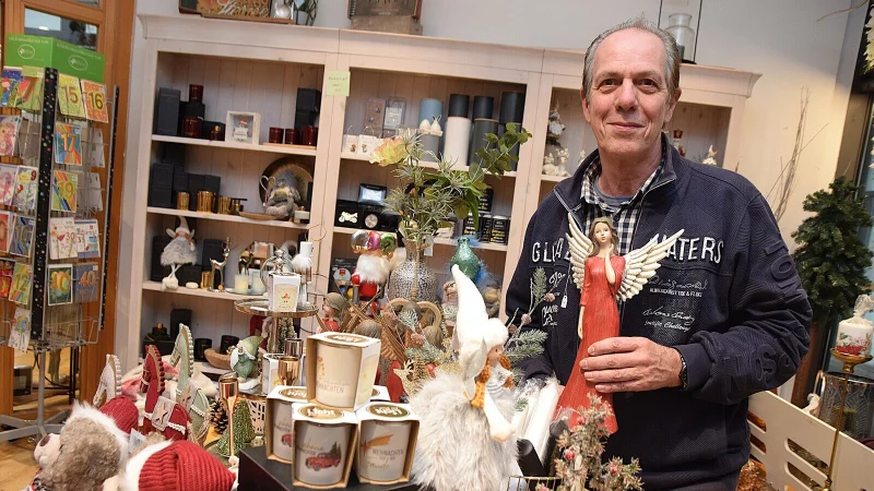 Klaus Lenze ist mit seinem Sortiment seit 18 Jahren Anlaufpunkt f&uuml;r viele Kunden. Aktuell befinden sich, passend zur heranr&uuml;ckenden Weihnachtszeit, insbesondere Engel und andere Dekoartikel f&uuml;r das Fest im Gesch&auml;ft. - &copy; Karin Prignitz