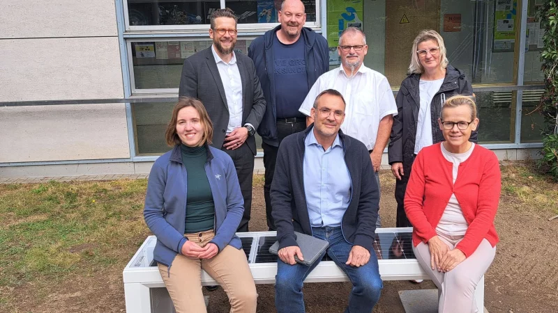 Testen die Bank am EKG: Ronja Post (Stadt Lemgo), Hauke Hillebrenner (Stadtwerke Lemgo), Boris Kohlmann und Thorsten Lüngen (beide EKG), Thomas Hahn (Stadtwerke Lemgo), Annett Schmid (Stadt Lemgo) und EKG-Schuleiterin Bärbel Fischer (von links). - © Stadt Lemgo