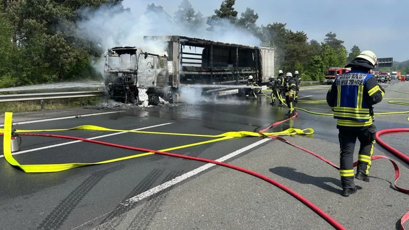 Auf der A2 in Fahrtrichtung Dortmund brennt ein Lkw. - © Foto: privat