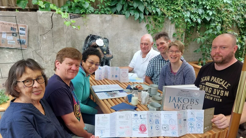 Ursula Resack (vorne links) und Jochen Kotzenberg (hinten rechts) freuen sich gemeinsam mit den Reiseteilnehmern auf ihre Wanderung auf dem Jakobsweg. - &copy; Michaela Wei&szlig;e