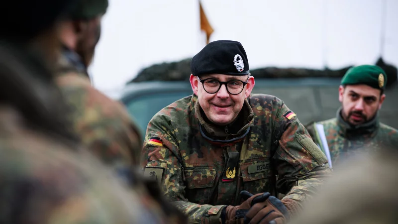 Brigadegeneral Marco Eggert, Kommandeur der Panzerbrigade 21, erl&auml;utert Soldatinnen und Soldaten w&auml;hrend einer Gefechts&uuml;bung eine taktische Situation. - &copy; Bundeswehr/Till Hey