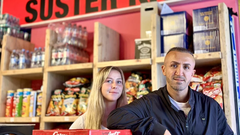 Erdal Kolcu und Mitarbeiterin Vanessa Reschka mit dem zukünftigen Logo des "Süster Kiosk", wie es bereits als Schriftzug im Laden existiert. - © Stefan Becker