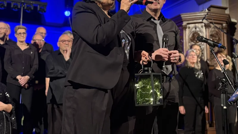 Die "Lichter der Hoffung" wurden auch dieses Jahr im Publikum an jene verteilt, die gerade eine schwierige Zeit durchstehen. - &copy; Jan Schillmann