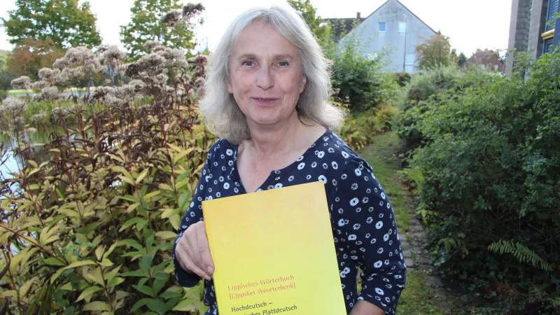 Sabine Schierholz mit einem Wörterbuch "Hochdeutsch - Lippisches Platt". - © Archivfoto: Julia Kube