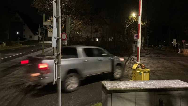 Ein Auto überfährt den Bürgersteig entlang der Wüstener Straße, um unerlaubt in die Wenkenstraße einzubiegen. Normalerweise wäre jetzt die Schranke unten und würde dies verhindern. - © Daniel Diercks