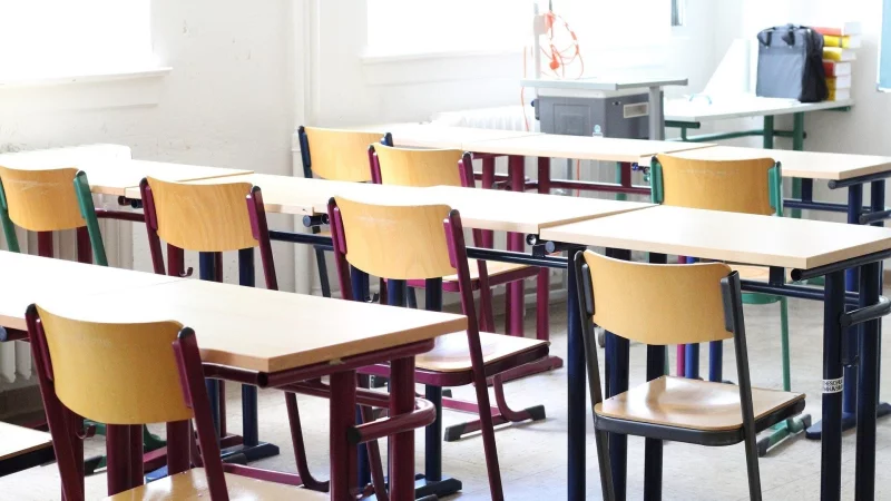 Ganz so weit sind wir in Lippe noch nicht... doch auch hier bleiben in den Klassenzimmern immer mehr Plätze leer: Die Mädchen und Jungen verweigern vermehrt den Schulbesuch. - © Symbolbild: Pixabay