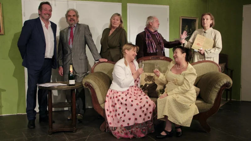 Das StattTheater-Ensemble um (von links) Ditchen Beckmann, Michael Wendel, Fritze Wendel-Balzereit, Sandra Wemh&ouml;rner, Rolf Kramer, Sabine Baumgarten und Andrea Levien feilen seit September an einer neuen Kom&ouml;die. - &copy; Heidi Stork