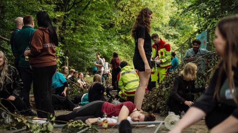 Zahlreiche Verletzte liegen auf dem Gelände, teilweise unter Bauzäunen oder Ästen. Schauspieler sorgen für ein realistisches Szenario. - © Die Blaulichtfotografen