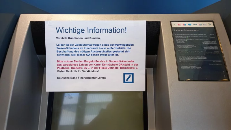 Zuletzt wurde auf einem Schild am Geldautomaten der Deutschen Bank in Lemgo &uuml;ber einen "Tresorschaden" informiert. Inzwischen funktioniert das SB-Terminal wieder. - &copy; Anja Friebe