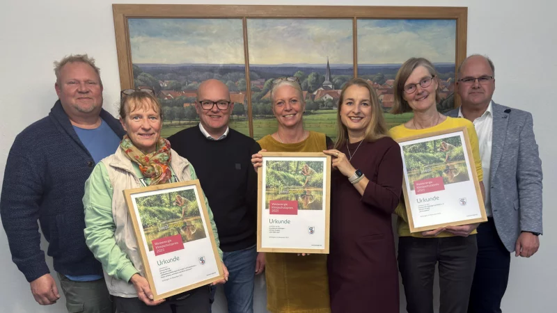 Bei einer kleinen Feierstunde sind die Urkunden an die diesj&auml;hrigen Preistr&auml;ger &uuml;berreicht worden. Mit dabei waren (v.l.n.r.) Klimaschutzmanager Henning Schwarze, Simone B&uuml;ring (Wildpflanzenprojekt), Thorsten Hildebrandt (Westenergie), Annette Brandt und Anne Schulz (Grundschule Schlangen), Eva-Maria G&ouml;rtz (Gemeinsam Schlangen gestalten) sowie der B&uuml;rgermeister. - &copy; Vanessa M&uuml;ndkem&uuml;ller
