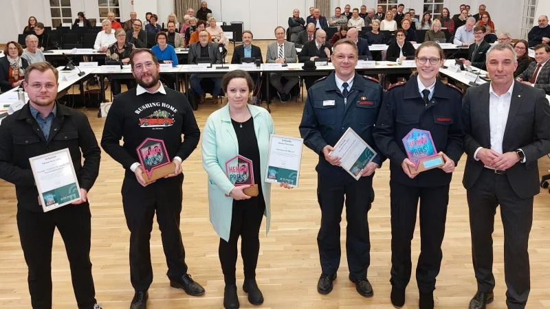 Feierliche Verleihung des Heimat-Preises 2025 im Galasaal des Kurhauses: B&uuml;rgermeister Dirk Tolkemitt (rechts) &uuml;berreicht die Awards und Urkunden an (von links) Jason Maximilian Jochem und Kevin K&ouml;&szlig;ler (beide "Courage - Initiative f&uuml;r Sterbe- und Trauerbegleitung"), Jasmin L&uuml;hring (Herzenswunsch OWL) sowie Martin Sohl und Corinna Stakelbeck (beide Kinderfeuerwehr Bad Salzuflen). - &copy; Stadt Bad Salzuflen