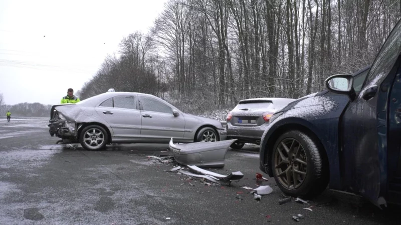 Bei einem Unfall auf der A2 waren sieben Fahrzeuge beteiligt. - &copy; Feuerwehr Vlotho