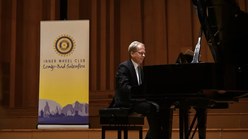 Der künstlerischer Leiter des Chores „musica vocalis“, Burkhard Schmidt, begleitete das Konzert am Klavier. - © Till Sadlowski