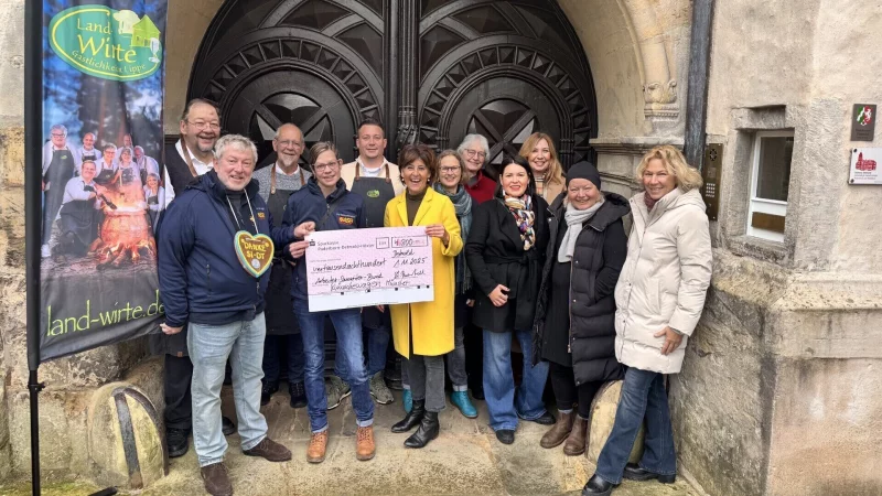 An&auml;sthesist Harald K&auml;ppeler (von links) und seine Frau erhalten von der Pr&auml;sidentin des SI Clubs Detmold, Stefani Quentell (gelber Mantel), einen Scheck &uuml;ber 4800 Euro f&uuml;r den W&uuml;nschewagen des Arbeiter-Samariter- Bundes. Im Bild auch Vertreter der Land-Wirte und weitere Mitglieder des SI-Clubs. - &copy; Soroptmist-Club Detmold