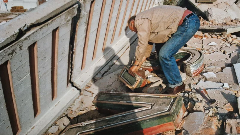 Herbst 1995: Wilfried Beermann zieht aus dem Schutt des Uhrenturms die "Apostroph-Leuchte". - &copy; Wilfried Beermann