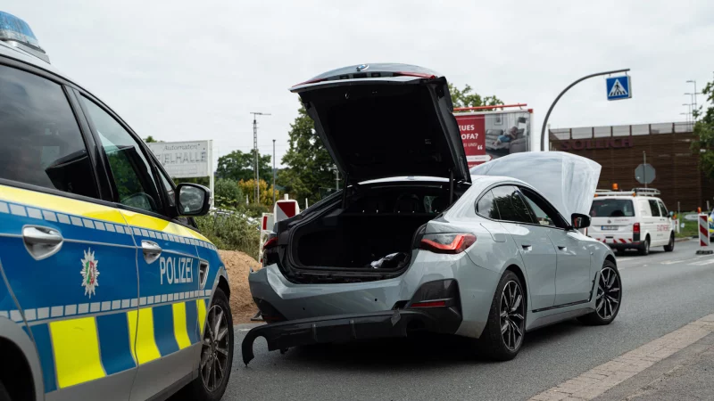 In der Werler Stra&szlig;e kollidierte der BMW auf H&ouml;he einer Baustelle mit einem Streifenwagen. Trotz des Zusammensto&szlig;es setzte der BMW-Fahrer seine Fahrt kurzzeitig fort. - &copy; Freitag-TV