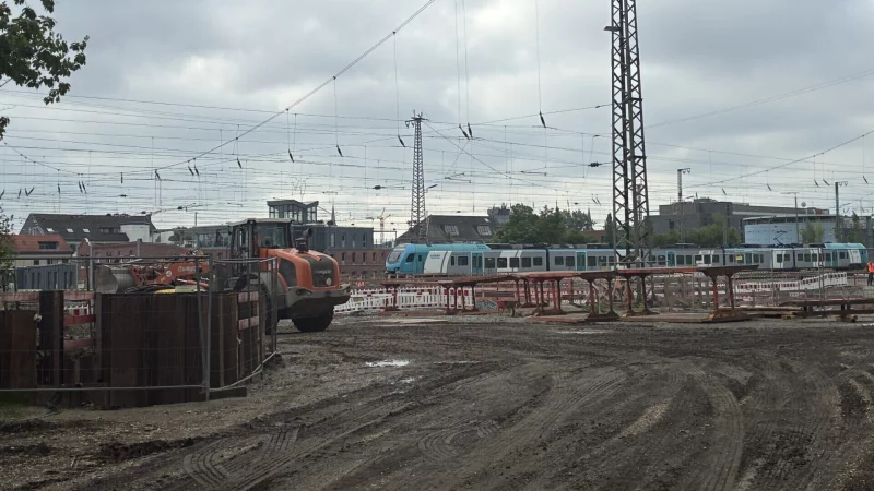Die Bauarbeiten an der Eisenbahnbrücke Sophienstraße, von der dem Bahnhof Herford gegenüberliegenden Seite aus betrachtet. - © Matthias Bungeroth