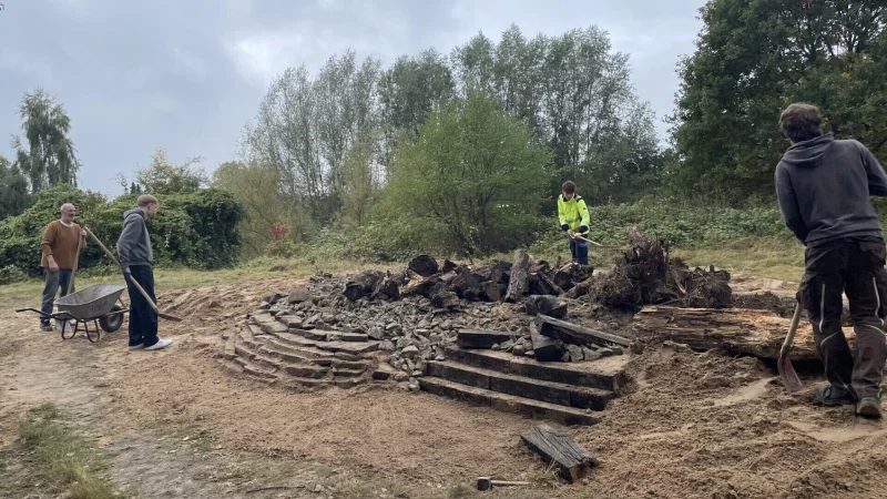 Auszubildende packen im Umweltzentrum Heerser Mühle kräftig mit an. - © Stadtwerke Bad Salzuflen