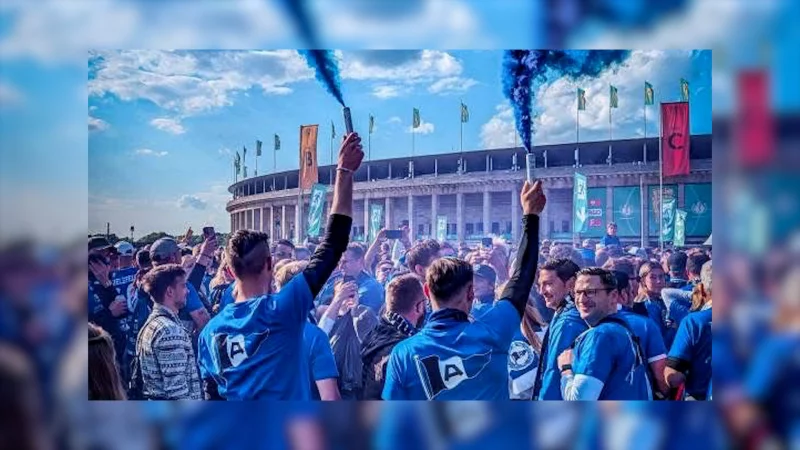 Jan-Philipp H&uuml;lsmann (links) und Gino M. z&uuml;nden vor dem Olympiastadion eine Rauchfackel - mit gravierenden Folgen: Sie verpassen das Pokalfinale in Berlin und die Polizei ermittelt. - &copy; Privat