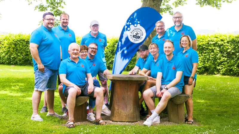 Der neue Vorsitzende Pasquale Liske (hinten links am Tisch sitzend) mit seinem Vorstandsteam und den Beisitzern. Liske wurde im März an die Spitze des 550-Mitglieder-Vereins gewählt. - © Bildrechte: Freibadverein Kirchheide