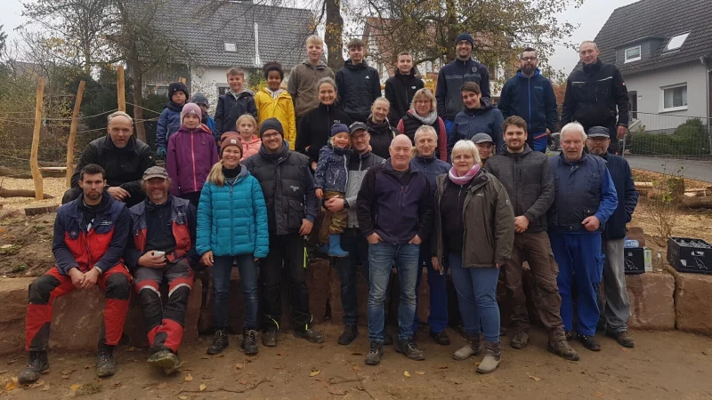 Viele Helfer packen beim Bau des neues Spielplatzes in Westorf mit an. - &copy; Gemeinde Kalletal