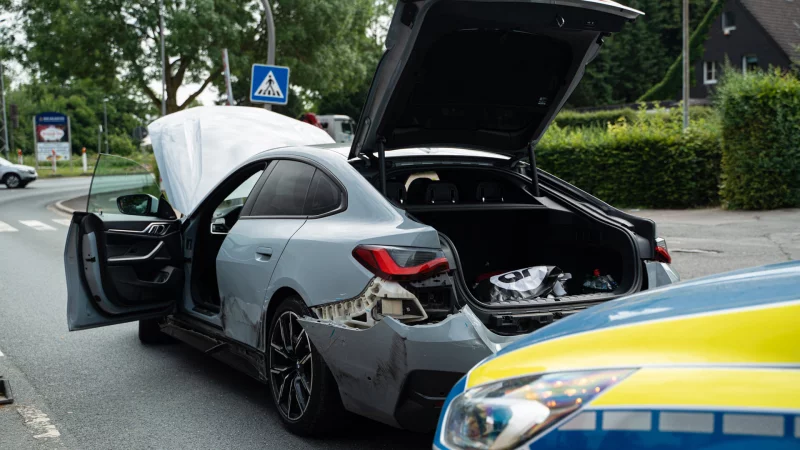 Bei der Verfolgungsjagd kam es zum Zusammenstoß zwischen BMW und Polizeiwagen. - © FREITAG-TV