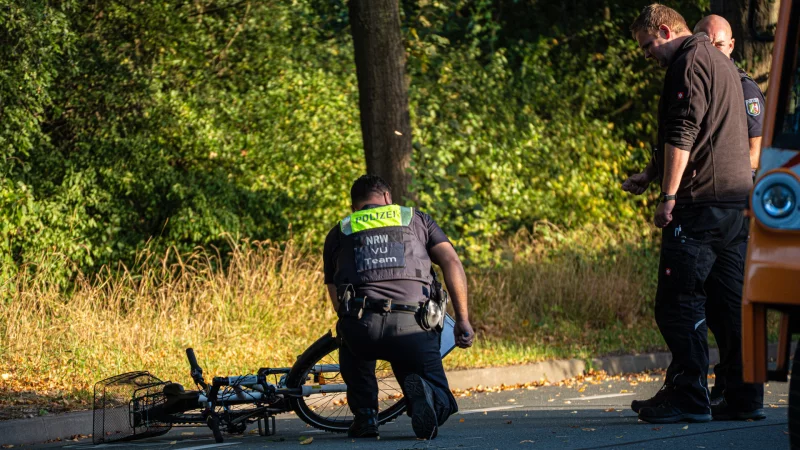 Das Verkehrsunfallteam der Polizei untersucht die Unfallstelle auf der Lageschen Stra&szlig;e in Bad Salzuflen. - &copy; Die Blaulichtfotografen