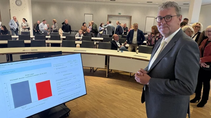 Der k&uuml;nftige Landrat Meinolf Haase im Kreistags-Sitzungssaal. Hier sitzen k&uuml;nftig 60 Politiker, die AfD wird drittst&auml;rkste Kraft. - &copy; Martin Hostert