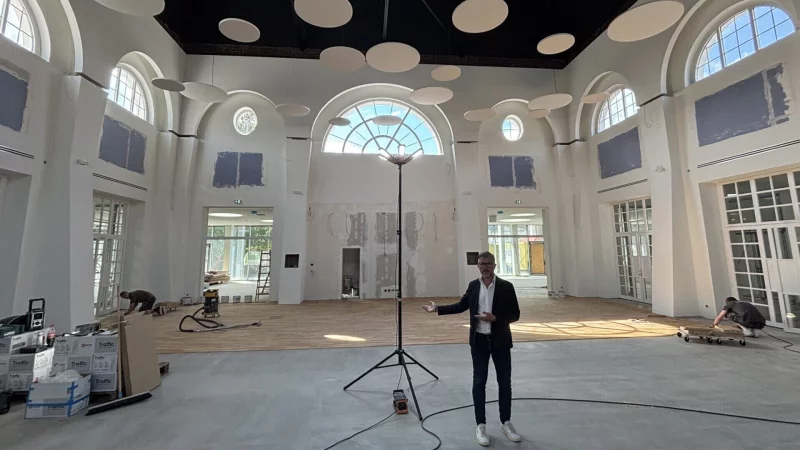 Ralf Hammacher steht mitten im renovierten Galasaal des Kurhauses. Im Hintergrund sind Teile des neuen Parketts zu erkennen, die wei&szlig;en Scheiben unter der Decke dienen der besseren Akustik. - &copy; Thomas Reineke