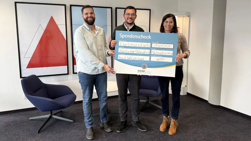 Spendenübergabe: (von links) Eduard Albrecht, Dennis Greenfield (beide Round Table 50 Lippe) und Katrin Girlich (Vorsitzende Kulturloge Lippe). - © Round Table