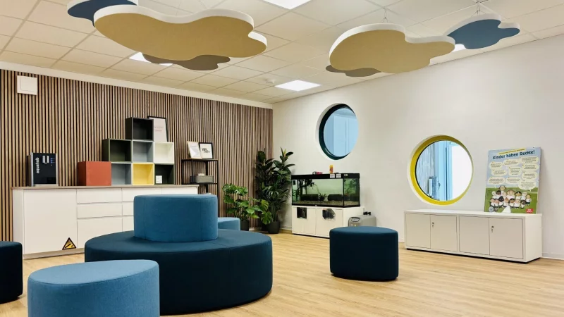 Der Empfangsbereich mit Fenstern in Bullaugenform, passend zum angestrebten Schiffscharakter des Gebäudes. - © Verein Montessori-Kindergarten