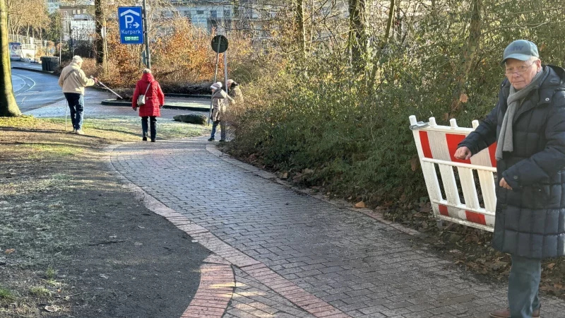 Rolf Gurr steht an dem absch&uuml;ssigen Gehweg, an dem er sich bei einem Sturz vor gut einem halben Jahr einen Oberschenkelhalsbruch zugezogen hat. Links ist gut zu erkennen, wie "abgewetzt" der Gr&uuml;nstreifen ist. Er wird offenbar h&auml;ufig als trittsichere Alternative zum Klinker genutzt. - &copy; Thomas Reineke