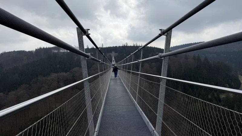 Der Schritt ins Abenteuer: Auf dem Skywalk zwischen Himmel und Tal pulsiert das Adrenalin. - © Sevim Hangül