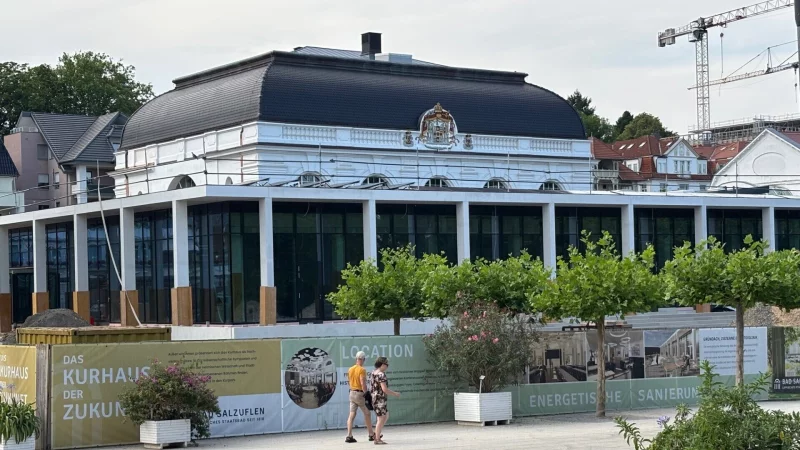 Der Umbau des Kurhauses ist weit vorangeschritten. Eröffnung soll Ende Oktober sein. Über den verglasten Arkaden "thront" das Dach des Gala-Saals. - © Thomas Reineke