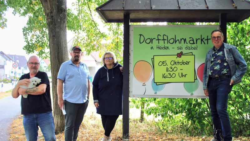 Helmut Depner (mit Hund "Luna", von links), Dirk Nolte, Monika Depner und Heinz T&ouml;lle freuen sich &uuml;ber die vielen Anmeldungen f&uuml;r den Dorfflohmarkt und hoffen auf einen ebenso gro&szlig;en Besucheransturm. - &copy; Lorraine Brinkmann