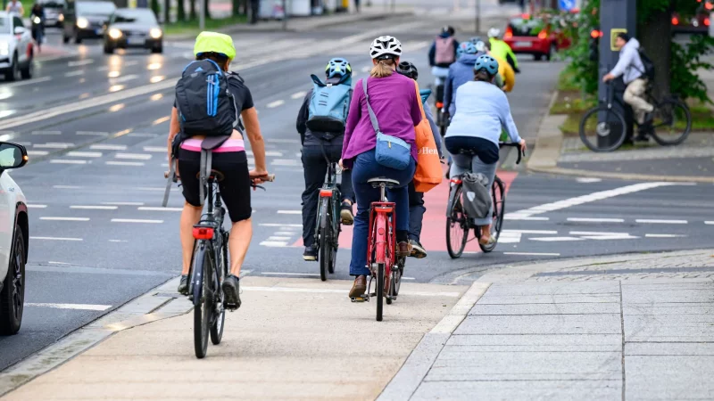 Rote Flächenmarkierungen sollen an Kreuzungen in NRW künftig als Standard auf einen querenden Radweg hinweisen. - © Robert Michael/dpa