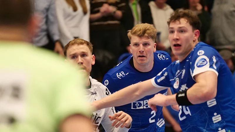 Lukas Hutecek und Joel Willecke (rechts) hatten in der Abwehr gegen Flensburgs Simon Pytlick viel zu tun. - © Jörg Hagemann