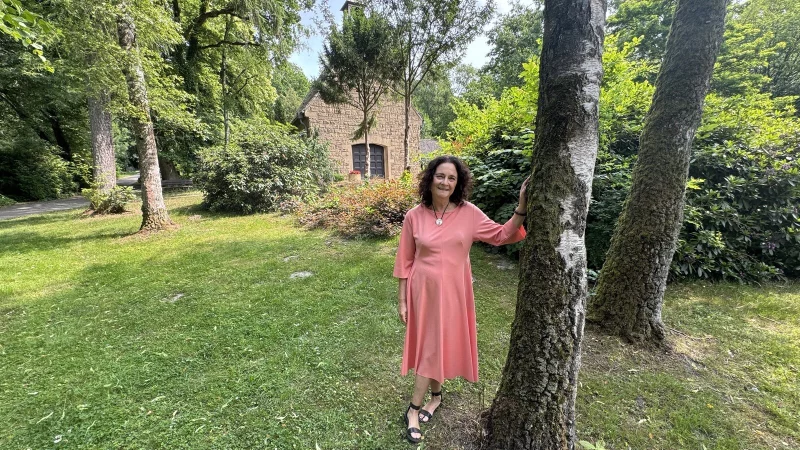 Pfarrerin Steffie Langenau geht gerne auf dem Friedhof am Obernberg spazieren. - © Sven Kienscherf