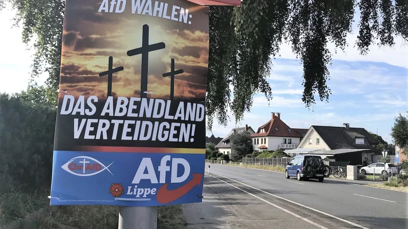 Rechtsextreme Kamprhetorik im Namen des Christentums: Plakate wie diese h&auml;ngen im Kreis Lippe, wie hier in Heidenoldendorf. - &copy; Anneke Quasdorf