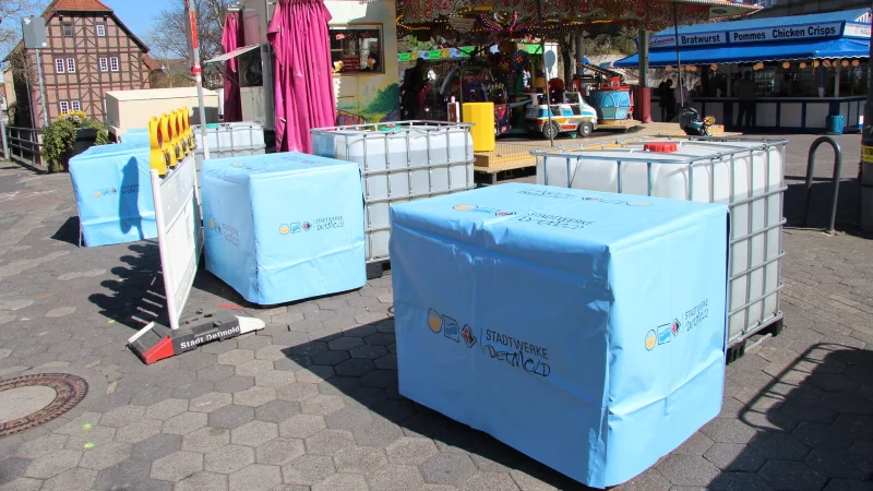 Bislang wurden zum Schutz bei Stadtfesten und anderen Veranstaltungen solche mit Steinen gefüllte Gitterboxen und Wassertanks in der Innenstadt aufgestellt. - © Jana Beckmann