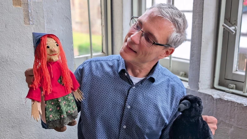 Der Lemgoer Andreas Miehle arbeitet eigentlich als IT-Experte, baut seit drei Jahren jedoch auch an einer Laufbahn als Puppenspieler. Jetzt tritt er im Museum Hexenb&uuml;rgermeisterhaus auf. - &copy; Annika Langhagel
