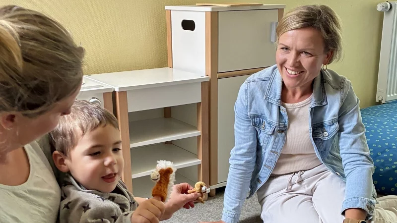 Bildungs- und Entwicklungsbegleiterin Lydia Bronclik (rechts) leitet ein Spiel von Mutter und Kind an. - &copy; Kreis Lippe
